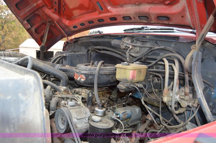 image for item Z9069 1988 Ford F700 flatbed truck