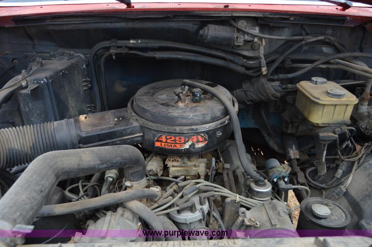 image for item Z9069 1988 Ford F700 flatbed truck