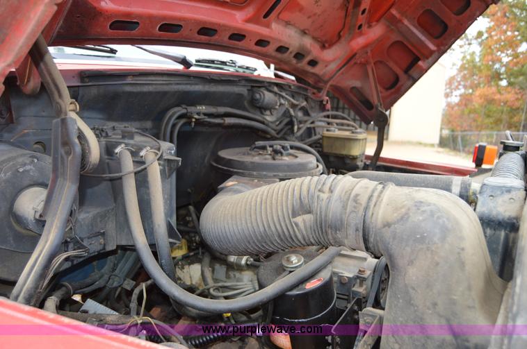 image for item Z9069 1988 Ford F700 flatbed truck