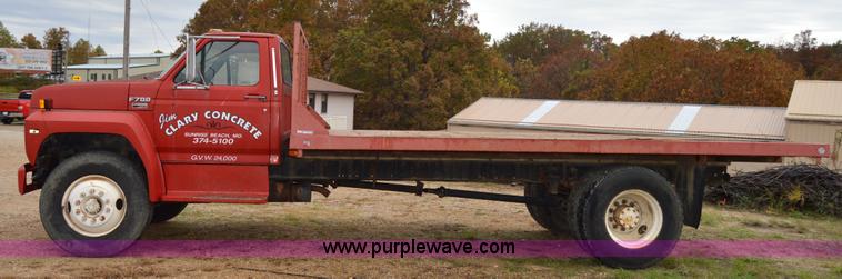image for item Z9069 1988 Ford F700 flatbed truck