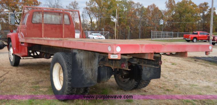 image for item Z9069 1988 Ford F700 flatbed truck