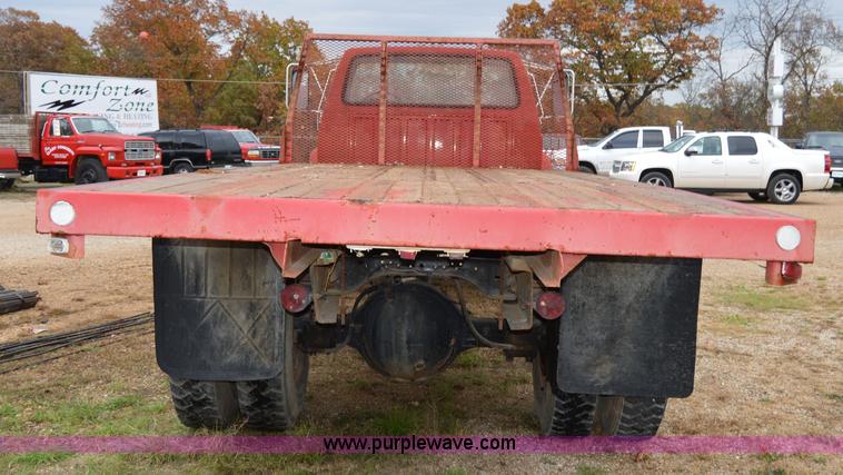 image for item Z9069 1988 Ford F700 flatbed truck