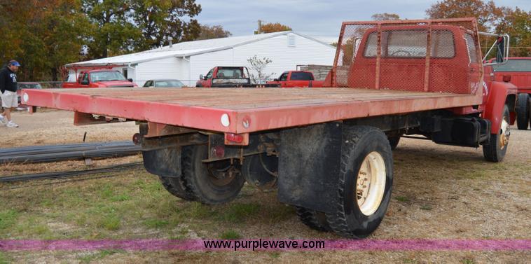 image for item Z9069 1988 Ford F700 flatbed truck