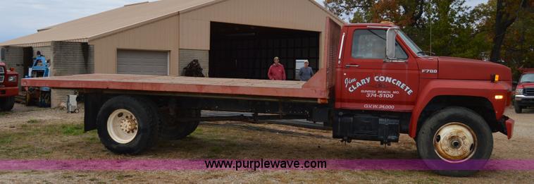 image for item Z9069 1988 Ford F700 flatbed truck
