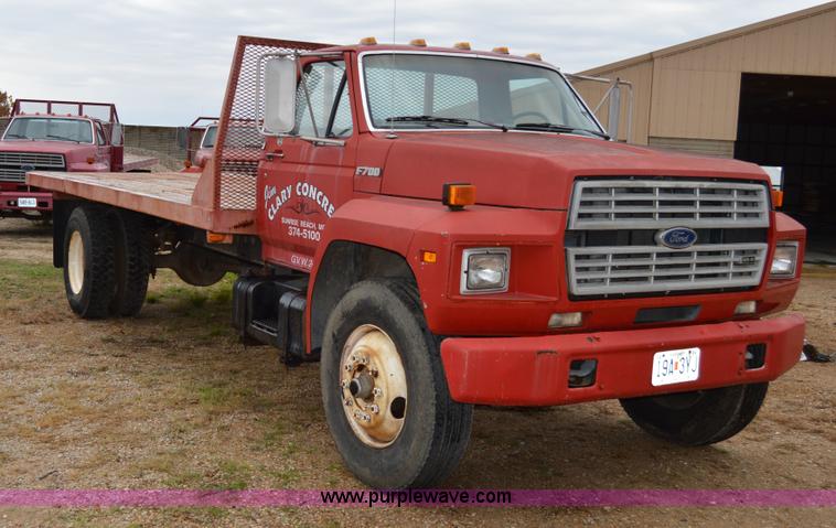 image for item Z9069 1988 Ford F700 flatbed truck