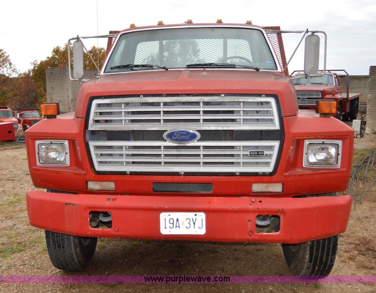 image for item Z9069 1988 Ford F700 flatbed truck