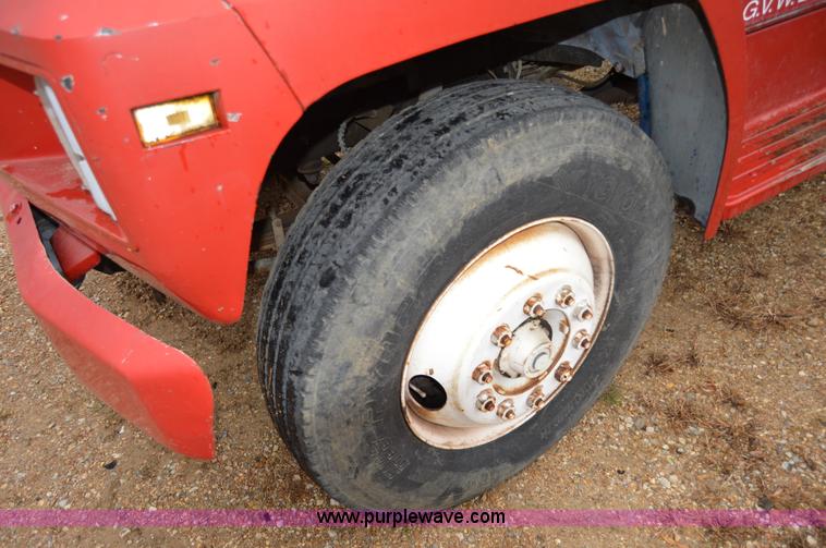 image for item Z9069 1988 Ford F700 flatbed truck