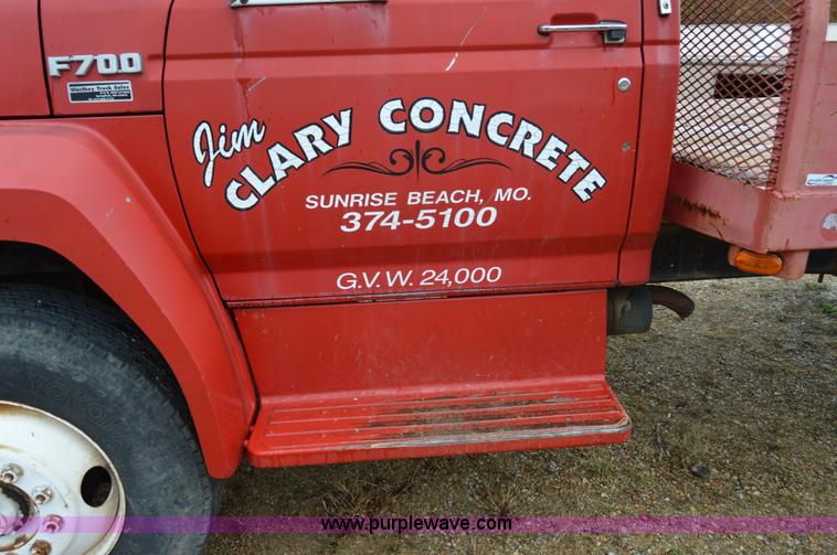 image for item Z9069 1988 Ford F700 flatbed truck