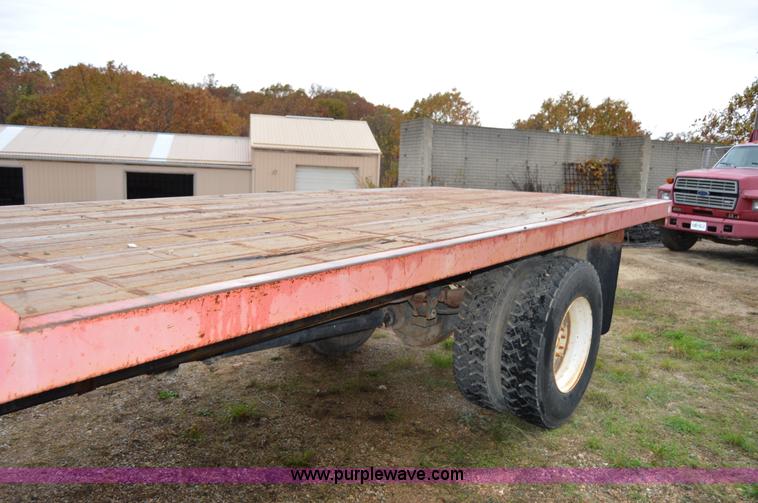 image for item Z9069 1988 Ford F700 flatbed truck