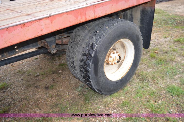 image for item Z9069 1988 Ford F700 flatbed truck