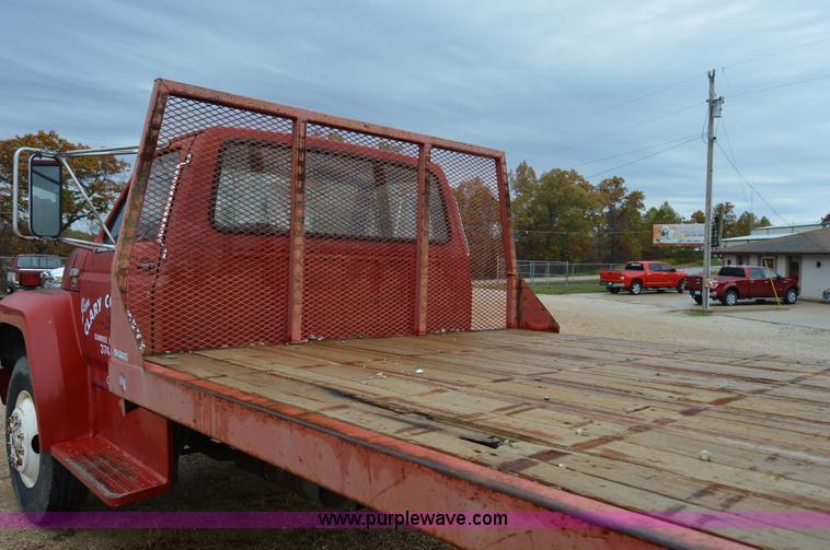 image for item Z9069 1988 Ford F700 flatbed truck