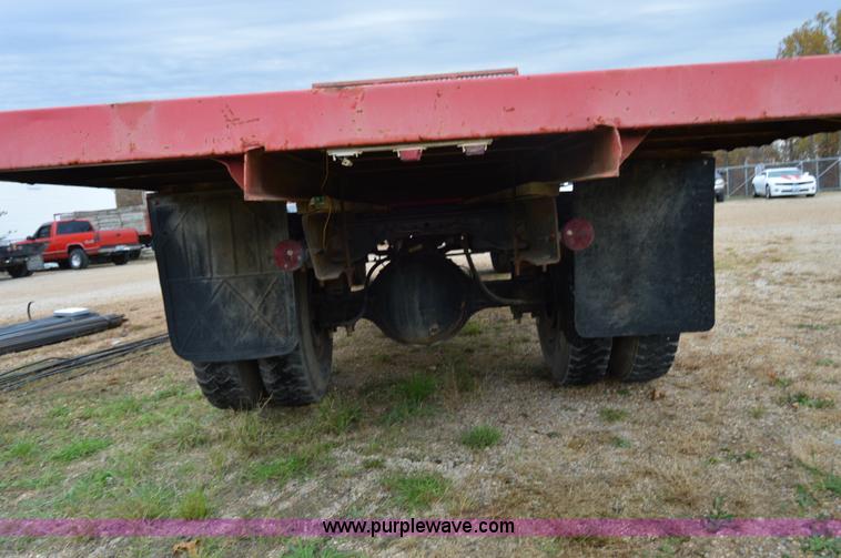 image for item Z9069 1988 Ford F700 flatbed truck