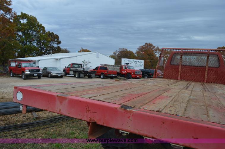 image for item Z9069 1988 Ford F700 flatbed truck
