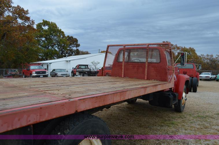 image for item Z9069 1988 Ford F700 flatbed truck