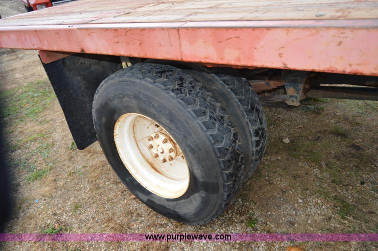image for item Z9069 1988 Ford F700 flatbed truck