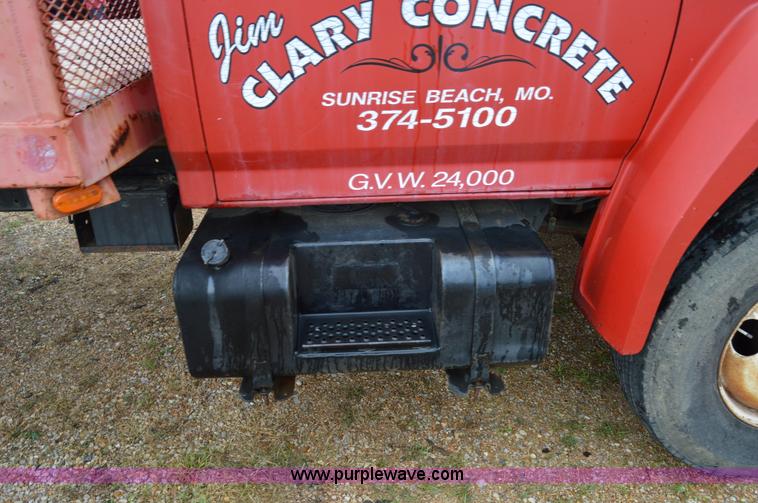 image for item Z9069 1988 Ford F700 flatbed truck