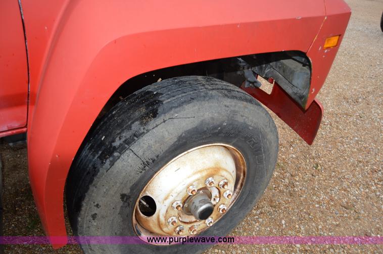 image for item Z9069 1988 Ford F700 flatbed truck