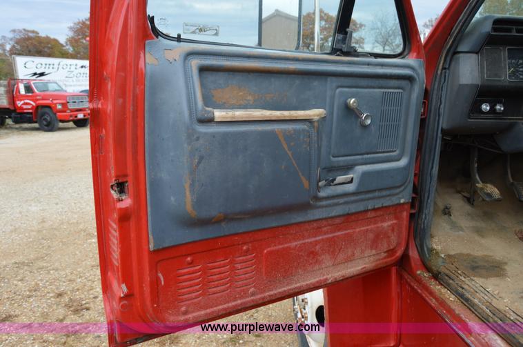 image for item Z9069 1988 Ford F700 flatbed truck