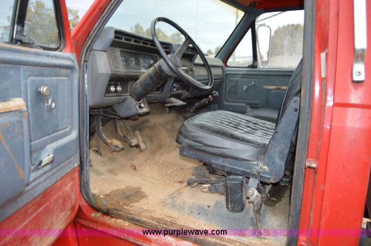 image for item Z9069 1988 Ford F700 flatbed truck