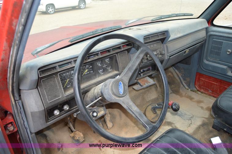 image for item Z9069 1988 Ford F700 flatbed truck