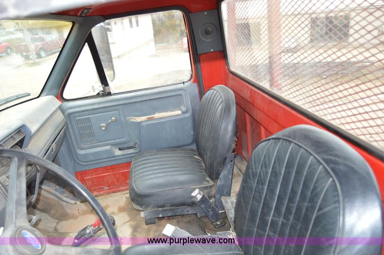 image for item Z9069 1988 Ford F700 flatbed truck