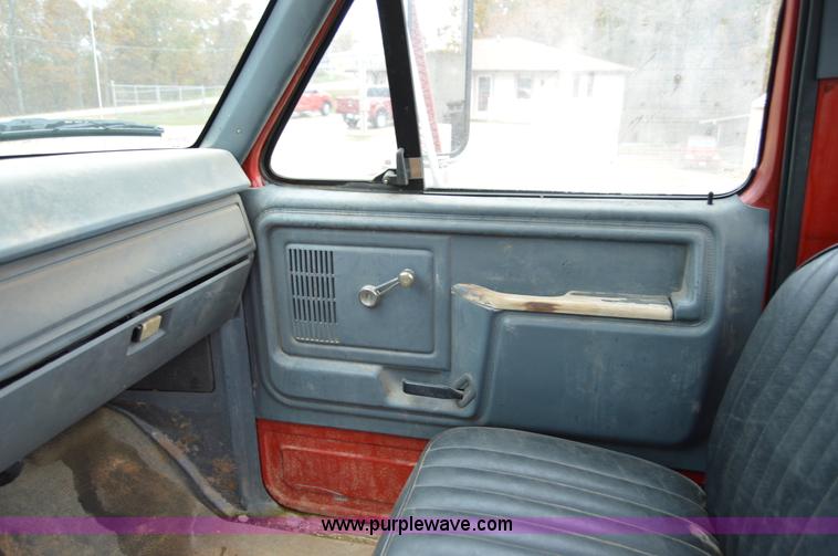 image for item Z9069 1988 Ford F700 flatbed truck