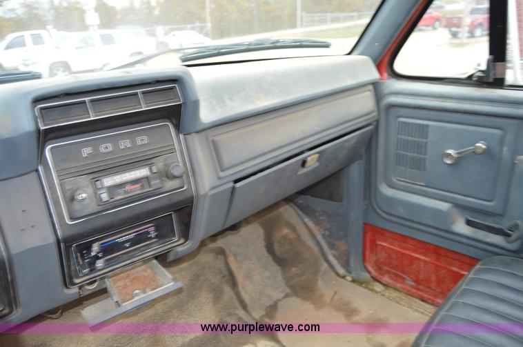 image for item Z9069 1988 Ford F700 flatbed truck