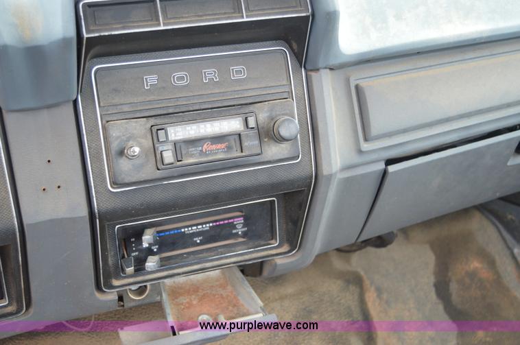 image for item Z9069 1988 Ford F700 flatbed truck