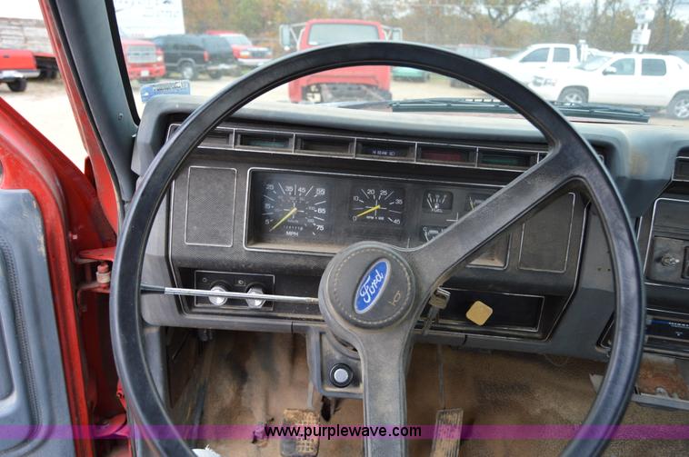 image for item Z9069 1988 Ford F700 flatbed truck