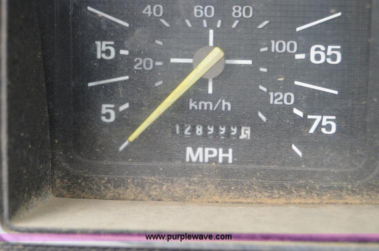 image for item Z9069 1988 Ford F700 flatbed truck