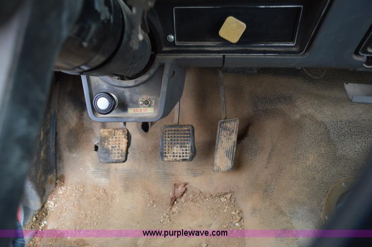 image for item Z9069 1988 Ford F700 flatbed truck