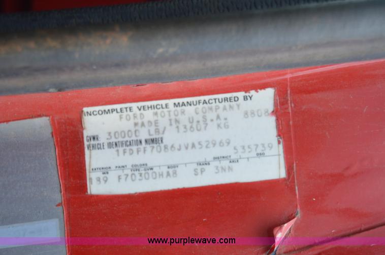 image for item Z9069 1988 Ford F700 flatbed truck