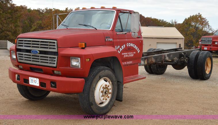 image for item Z9070 1990 Ford F700 cab and chassis