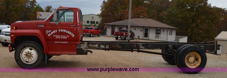image for item Z9070 1990 Ford F700 cab and chassis