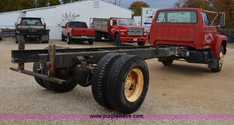 image for item Z9070 1990 Ford F700 cab and chassis