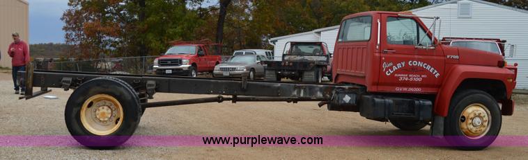 image for item Z9070 1990 Ford F700 cab and chassis