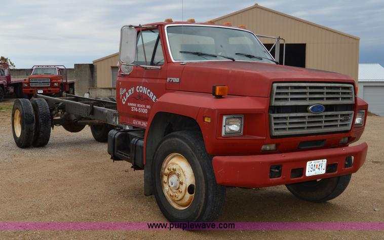 image for item Z9070 1990 Ford F700 cab and chassis