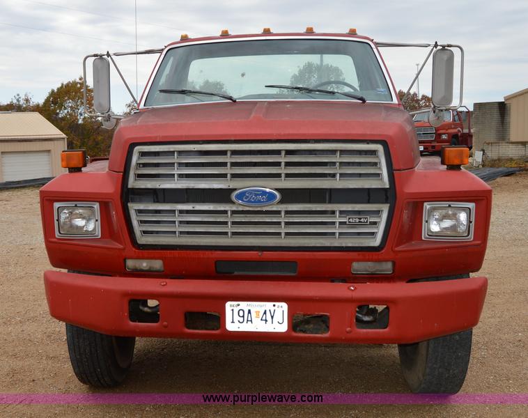 image for item Z9070 1990 Ford F700 cab and chassis