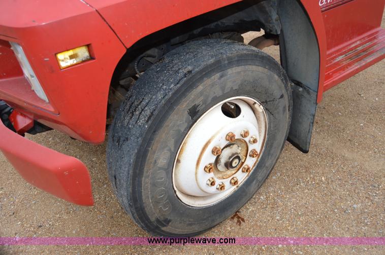 image for item Z9070 1990 Ford F700 cab and chassis