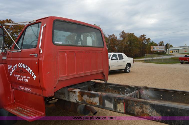 image for item Z9070 1990 Ford F700 cab and chassis