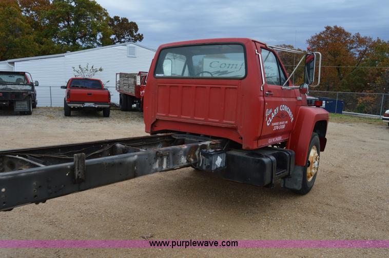 image for item Z9070 1990 Ford F700 cab and chassis