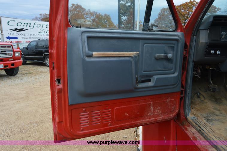 image for item Z9070 1990 Ford F700 cab and chassis