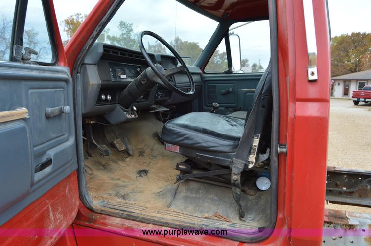 image for item Z9070 1990 Ford F700 cab and chassis