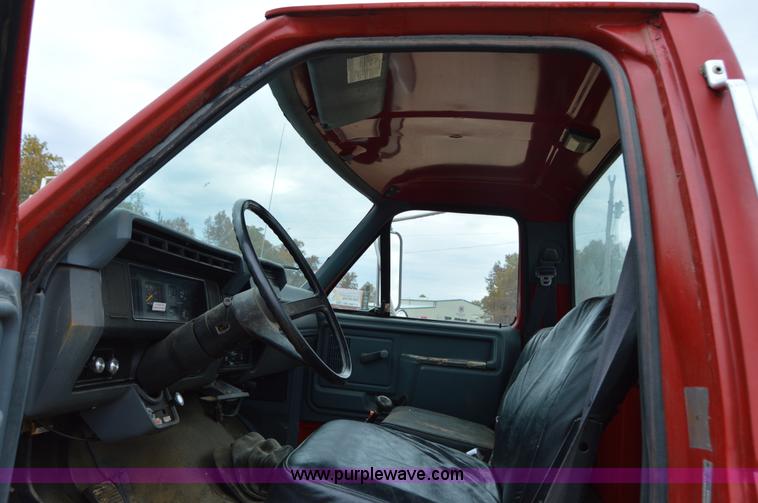 image for item Z9070 1990 Ford F700 cab and chassis