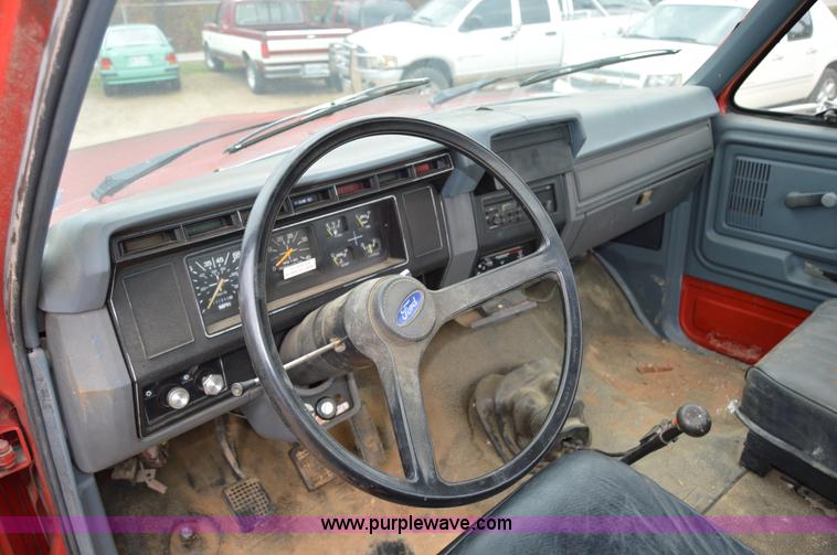 image for item Z9070 1990 Ford F700 cab and chassis