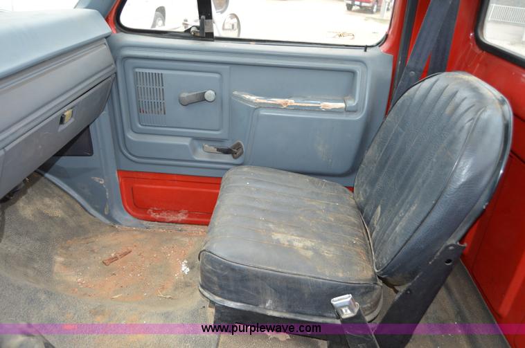 image for item Z9070 1990 Ford F700 cab and chassis