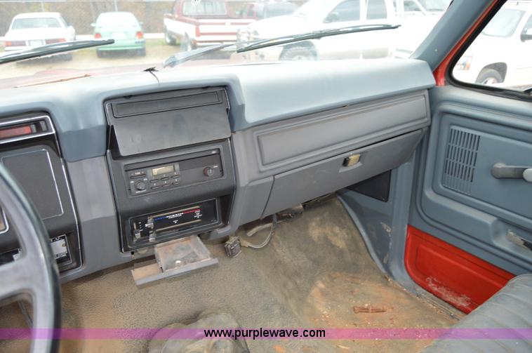 image for item Z9070 1990 Ford F700 cab and chassis