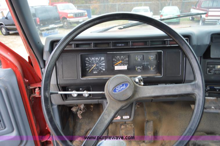 image for item Z9070 1990 Ford F700 cab and chassis