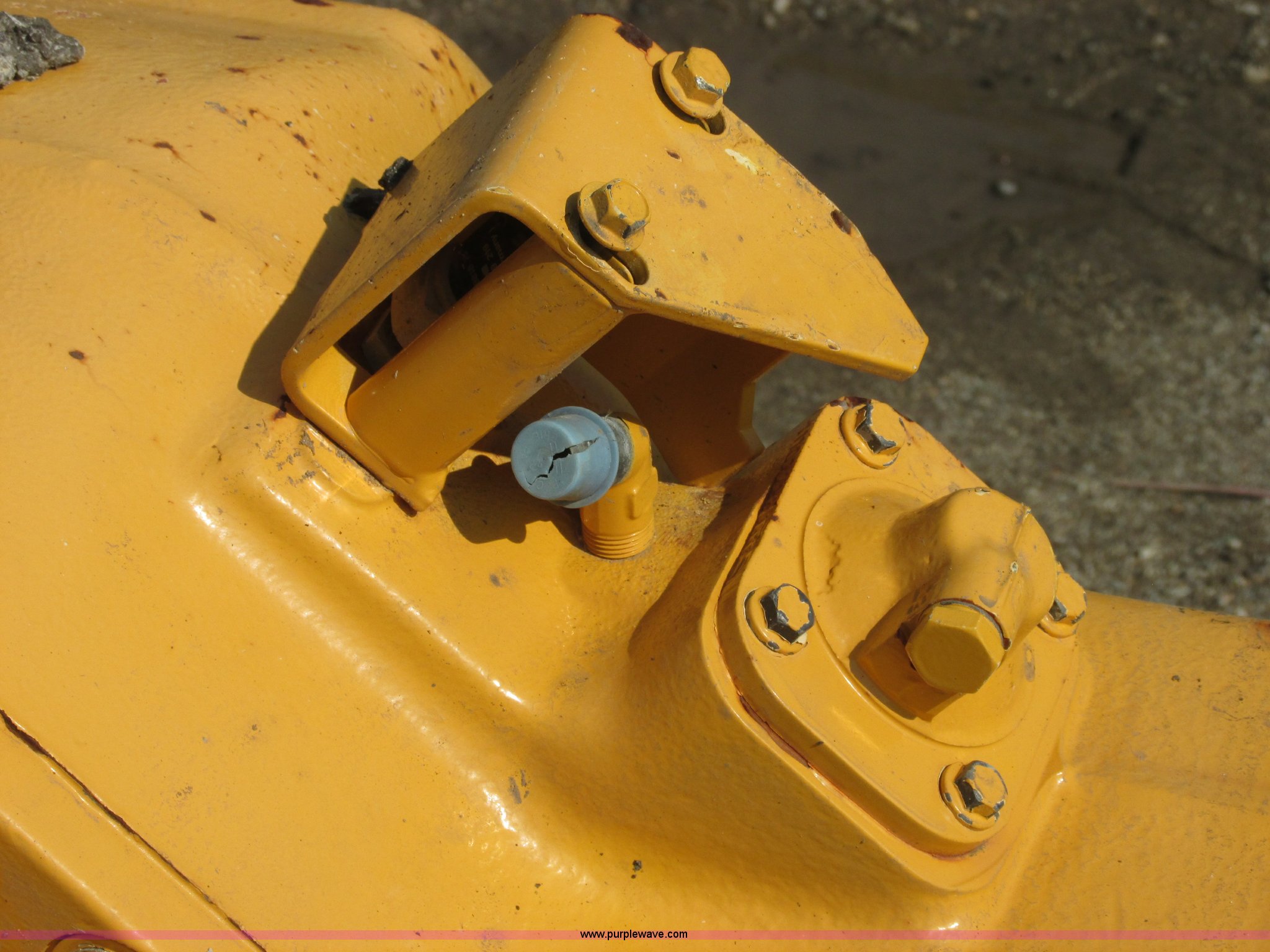 Volvo rear end in Tulsa, OK | Item J2389 sold | Purple Wave