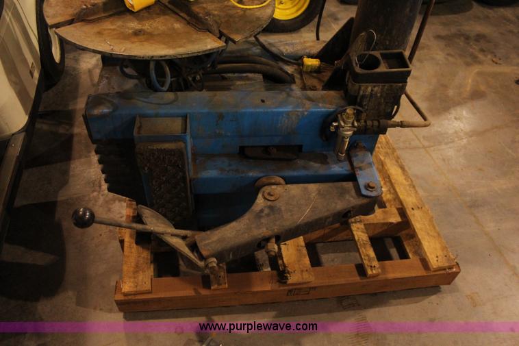 image for item AV9383 Hofmann Monty 1510 tire machine